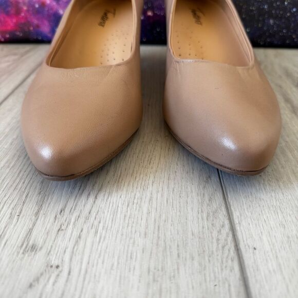 TROTTERS Womens Beige Kiera Pointed Toe Kitten Heel Slip On Pumps Sz 8.5 - Picture 3 of 8